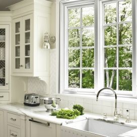 Krásné tabulkové okno v bílé kuchyni