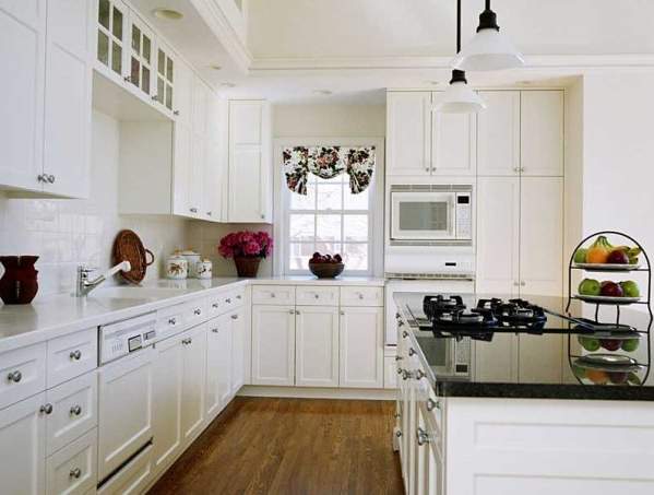 Bílá kuchyně s dřevěnou podlahou - 