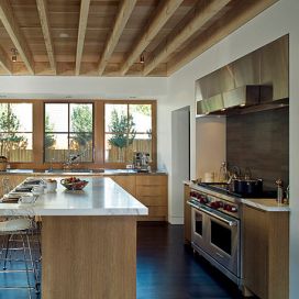 Kuchyně - dřevěný strop