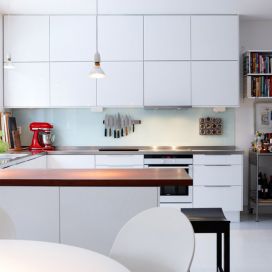 Bílá moderní kuchyně ke stropu