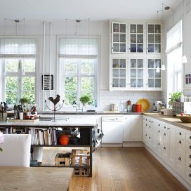 Bílá kuchyně s dřevěnou podlahou