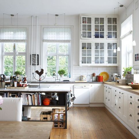 Bílá kuchyně s dřevěnou podlahou Helena-koden 