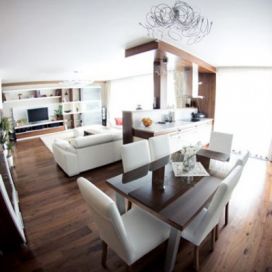 Obývací pokoj s dřevěnou podlahou