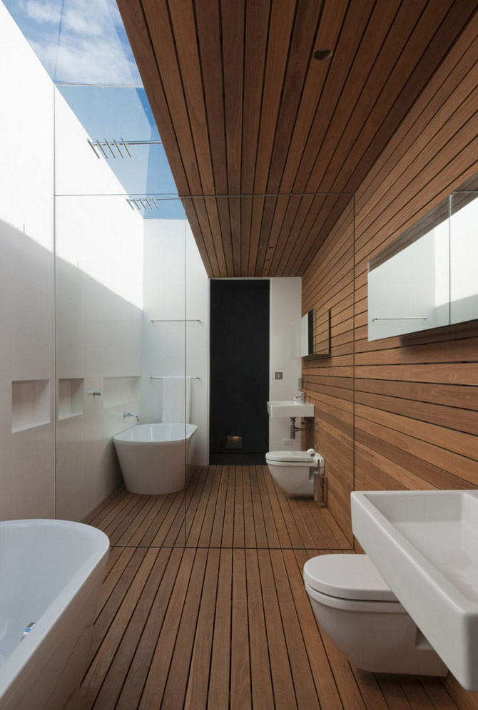 Moderní koupelna s dřevěnou podlahou a obklady ze dřeva - 