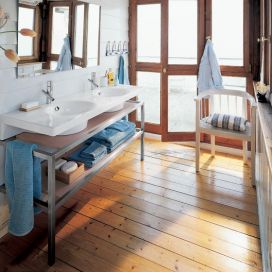 Koupelna s dřevěnou podlahou