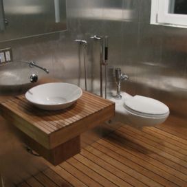 Dřevěná podlaha v koupelně Monika Nová