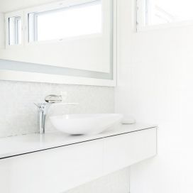 Bílá moderní koupelna Lenka Jureckova
