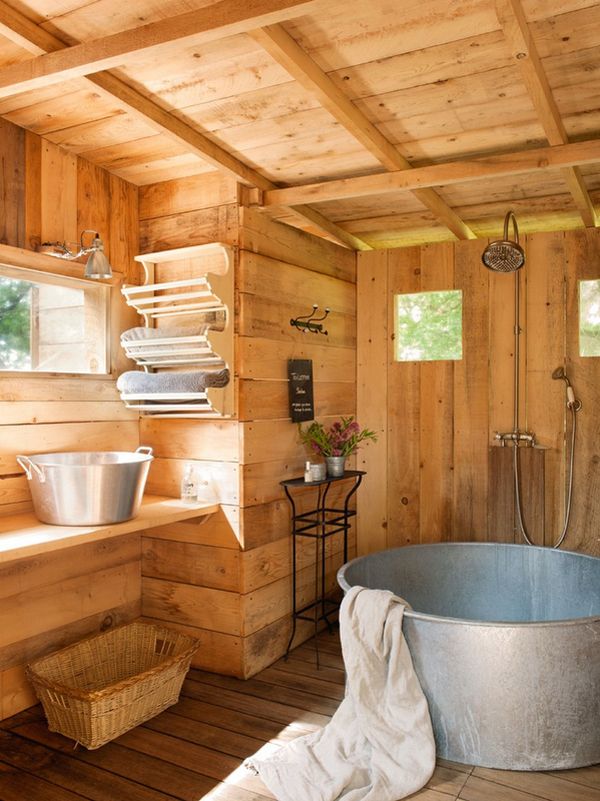 Plechová vana v dřevěné koupelně - 
