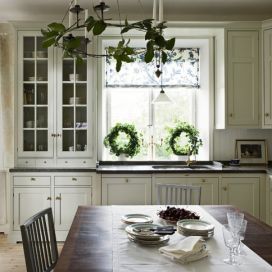 Bílá kuchyň s oknem