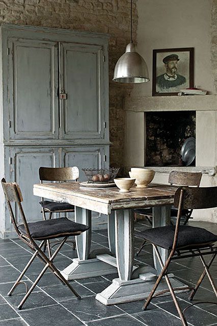 Podlaha a jídelní stůl - 