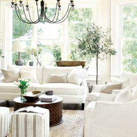 Prosvětlený obývací pokoj v bílé