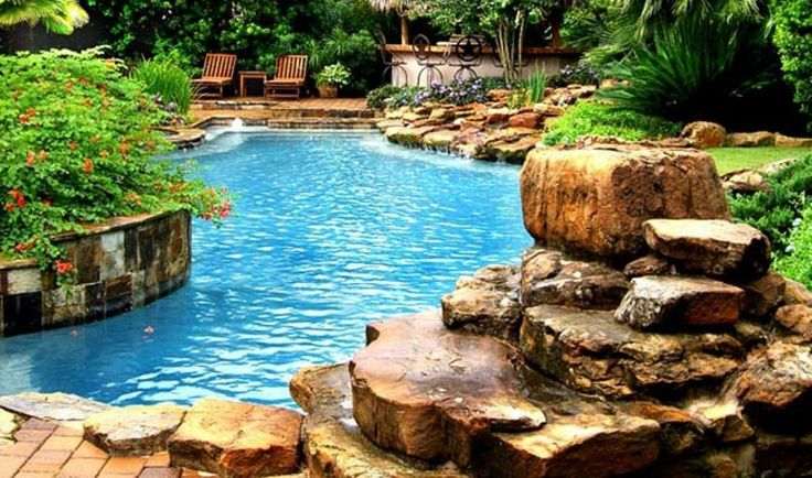 Přírodní bazén s množstvím kamene - 