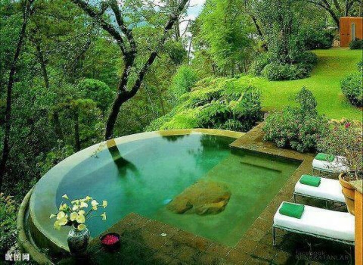 Bazén s přepadem zakomponovaný do zahrady - 