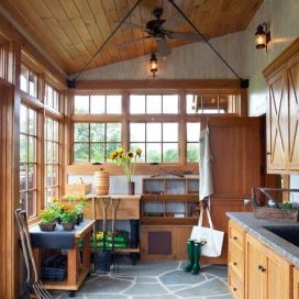 Interiér zahradního altánu s kuchyní