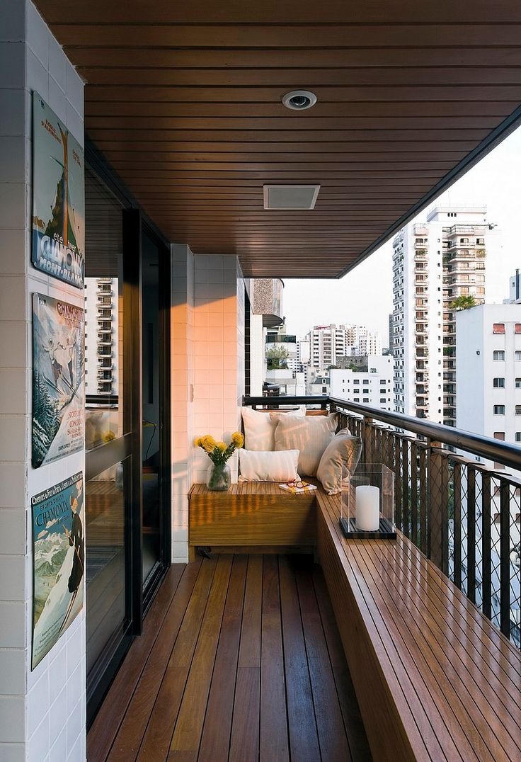 Dlouhý balkon s dřevěným obložením - 