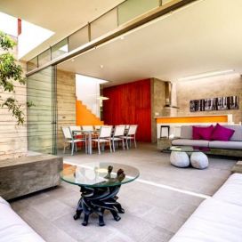 Obývací pokoj se skleněnou stěnou Bogdan Feldman
