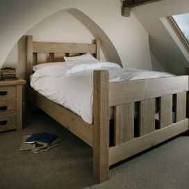 Masívní postel