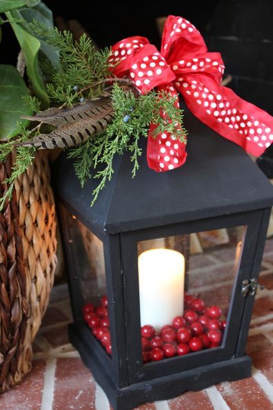 vánočně nazdobená lucerna - 