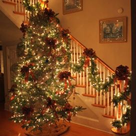 Vánoční stromeček u schodiště