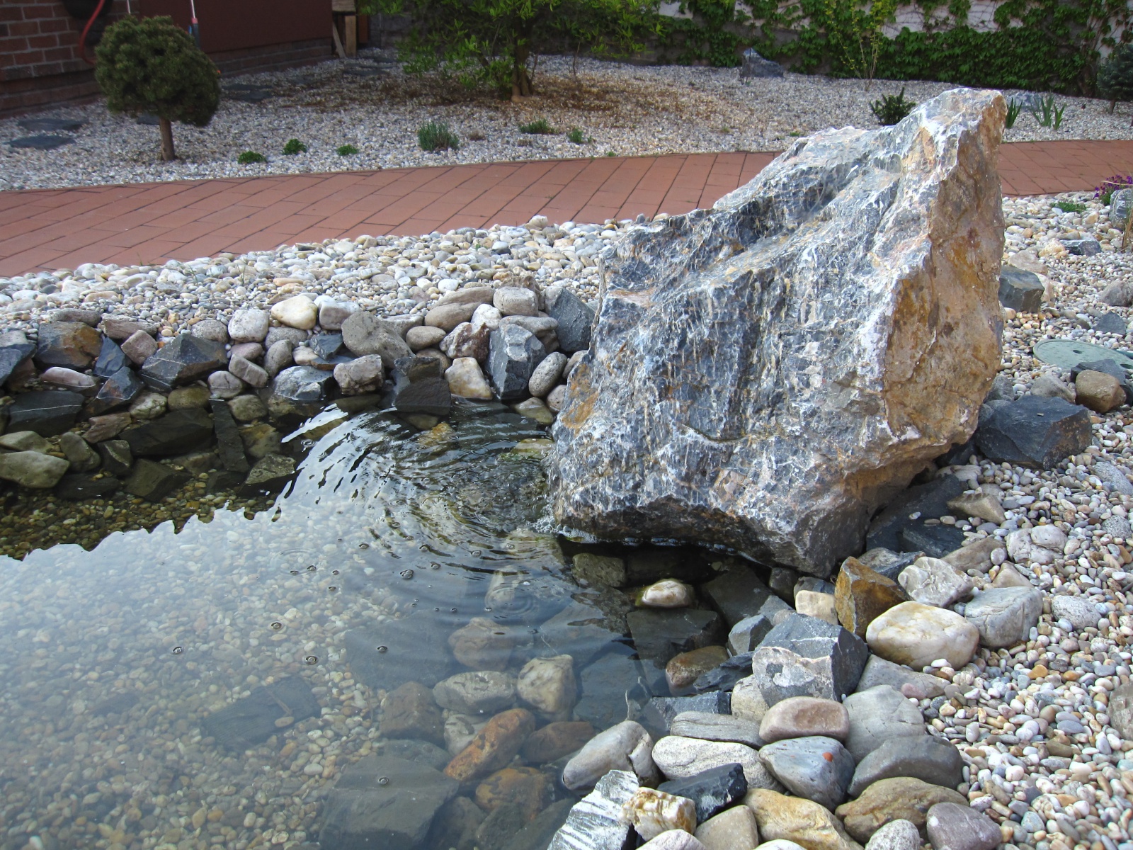 Kámen s vytékající vodou - Realizace zahrad Krajíčková