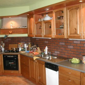 Kuchyně - cihlová zeď