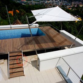 Bazén a podlaha  z tropického dřeva