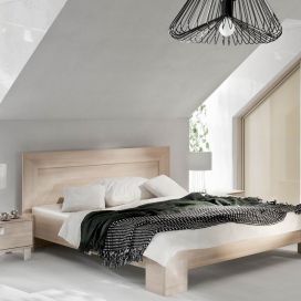 Podkrovní ložnice ze světlého dřeva Komandor – výrobce vestavěných skříní a kvalitního nábytku na míru