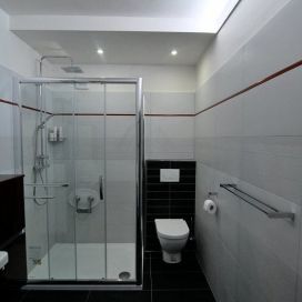 Koupelna v obývacím pokoji, nebo naopak? Toto řešení získává na popularitě