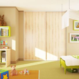 Světlý dětský pokoj s velkou vestavěnou skříní