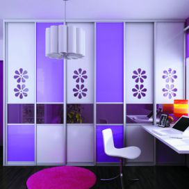 fialový dětský pokoj s originální vestavěnou skříní