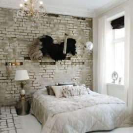 Ložnice s bílou cihlovou zdí