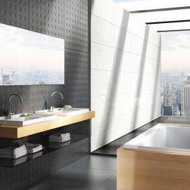 Moderní koupelna s dřeveným obložením vany