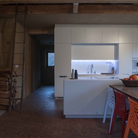 Bělostná kuchyň v domě ze slámy | nábytek LE BON