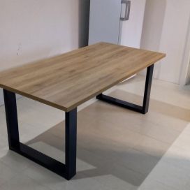 Moderní jídelní stůl a židle