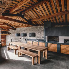 Velký jídelní interiér s dřevěným stropem