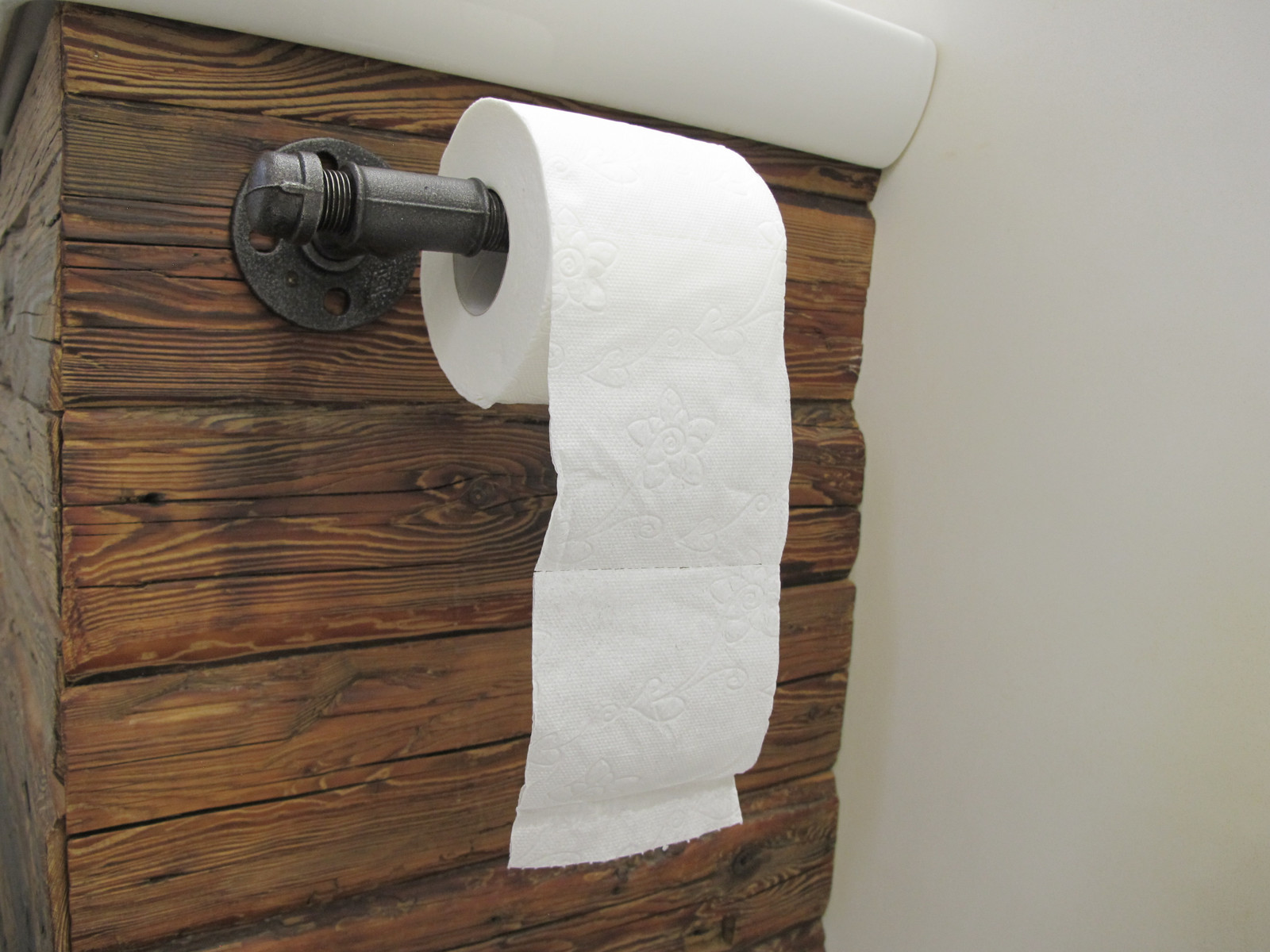 Držák toaletního papíru z trubek - Industriální nábytek - IDEAFACE