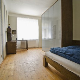 Ložnice s dřevěnou podlahou Ateliér bytový architekt
