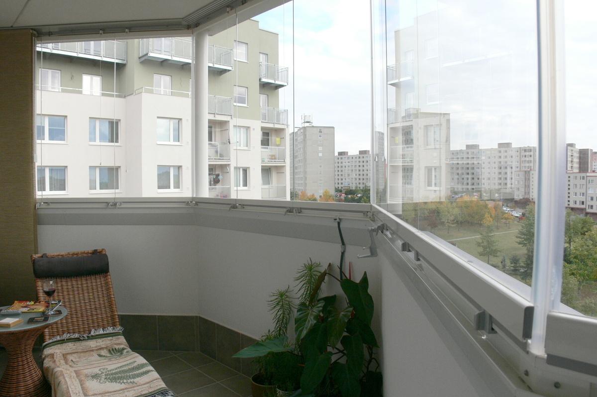 detail zasklení balkonu - Optimi spol. s. r. o.