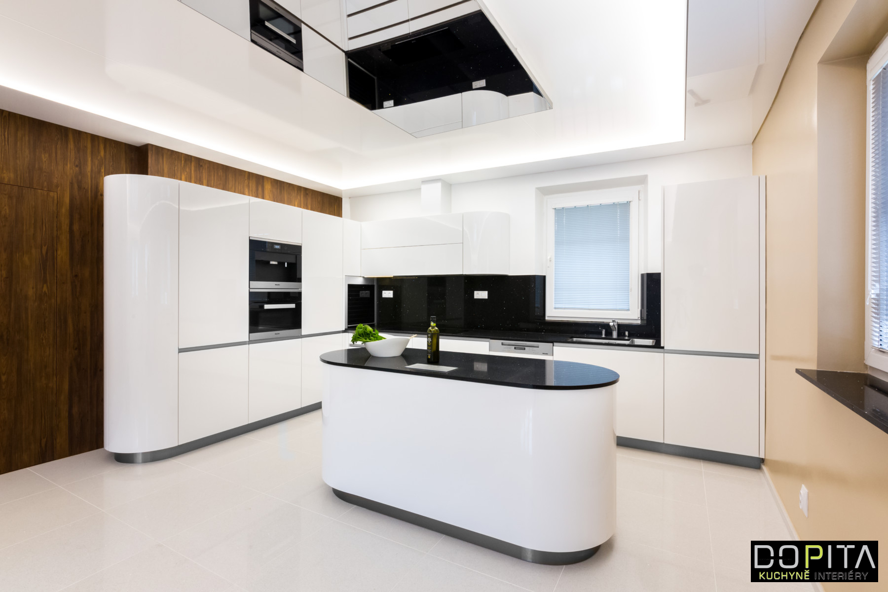 Moderní oválný kuchyňský ostrůvek - DOPITA studio, s.r.o.