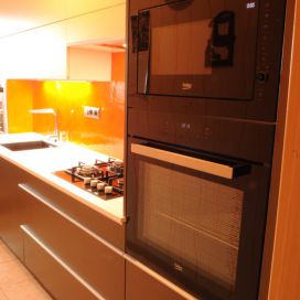 lamino kuchyň v paneláku, pracovní deska kompaktní laminát