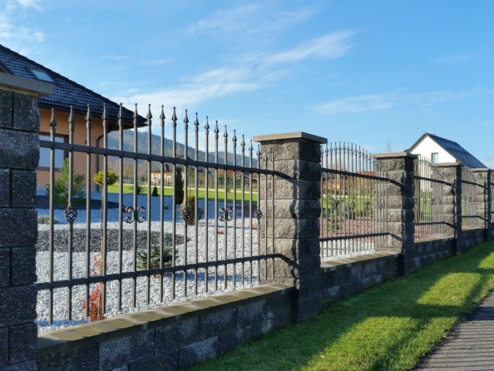 železné ploty a oplocení fotogalerie - Bubík – Garážová vrata a rolety