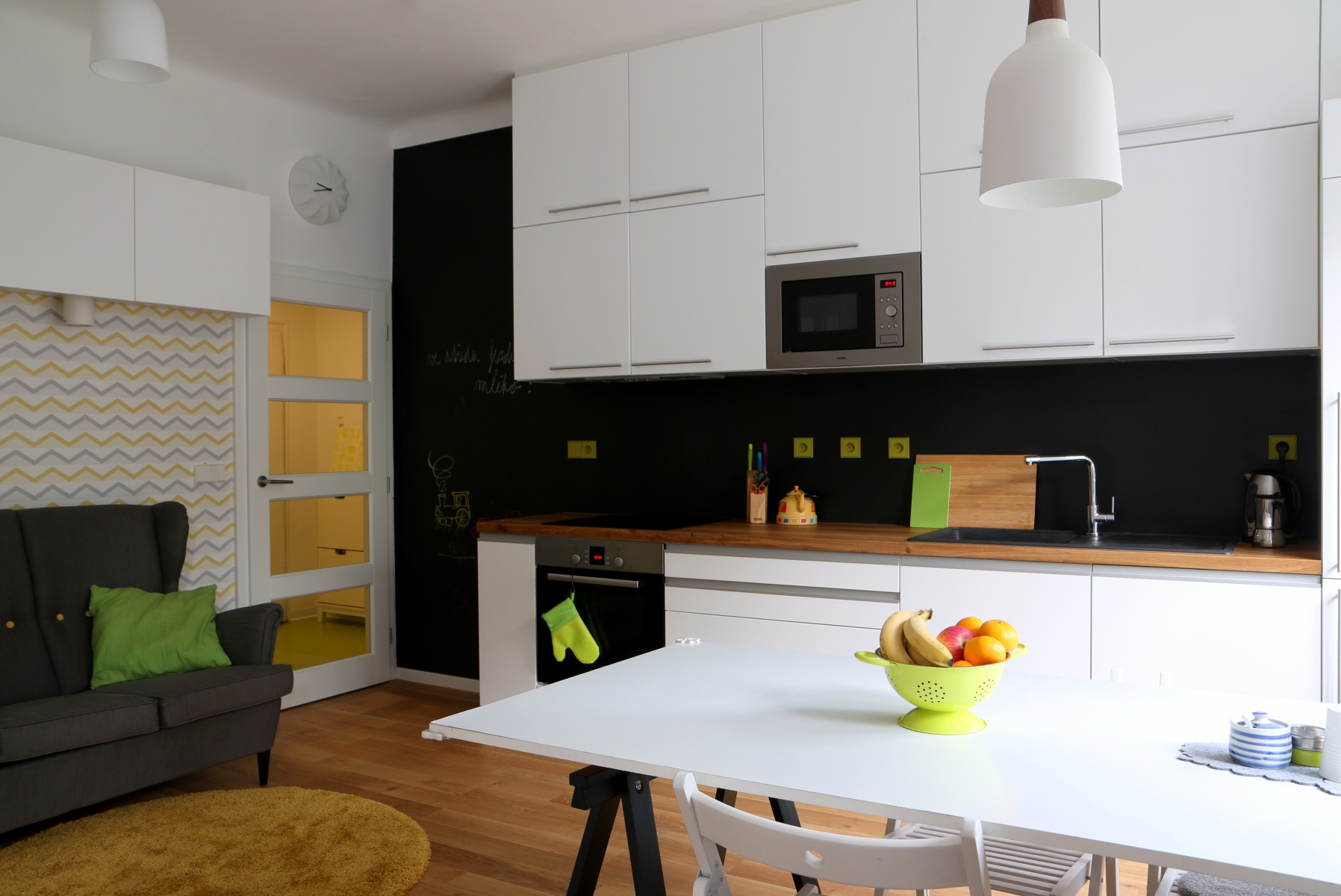 Moderní kuchyně v bílo-černém kontrastu s osvěžující jarní zelenou - Vestavstyl, s.r.o.