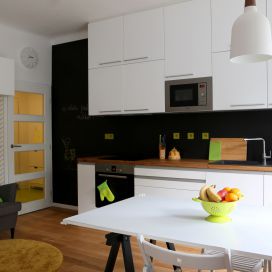 Moderní kuchyně v bílo-černém kontrastu s osvěžující jarní zelenou Vestavstyl, s.r.o.