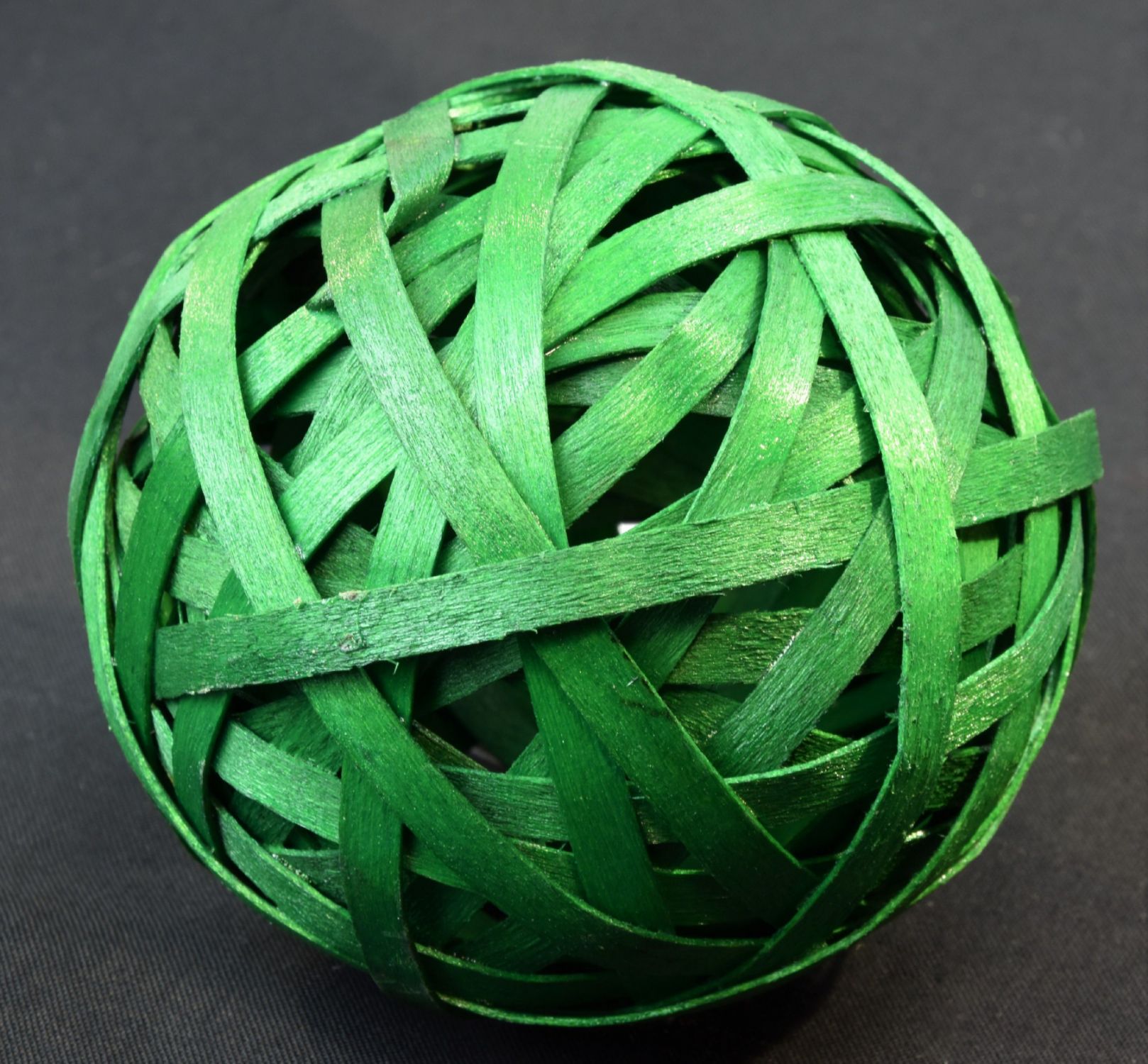 Vingo Zelená dekorační koule z dřevěných lupínků 2 ks - 10 cm - Vingo