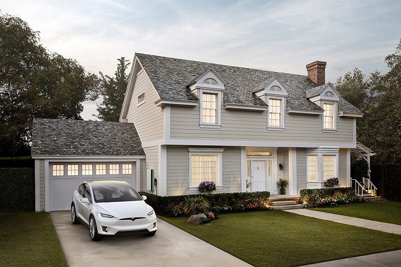 Dům se solární střešní krytinou Tesla - 