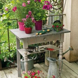 Terasa - stoleček na květiny