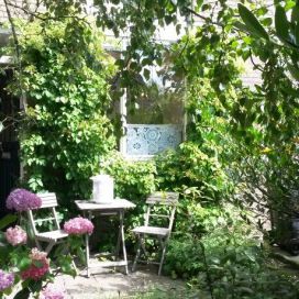 Krásné posezení v zahradním zákoutí Jana Grisanti