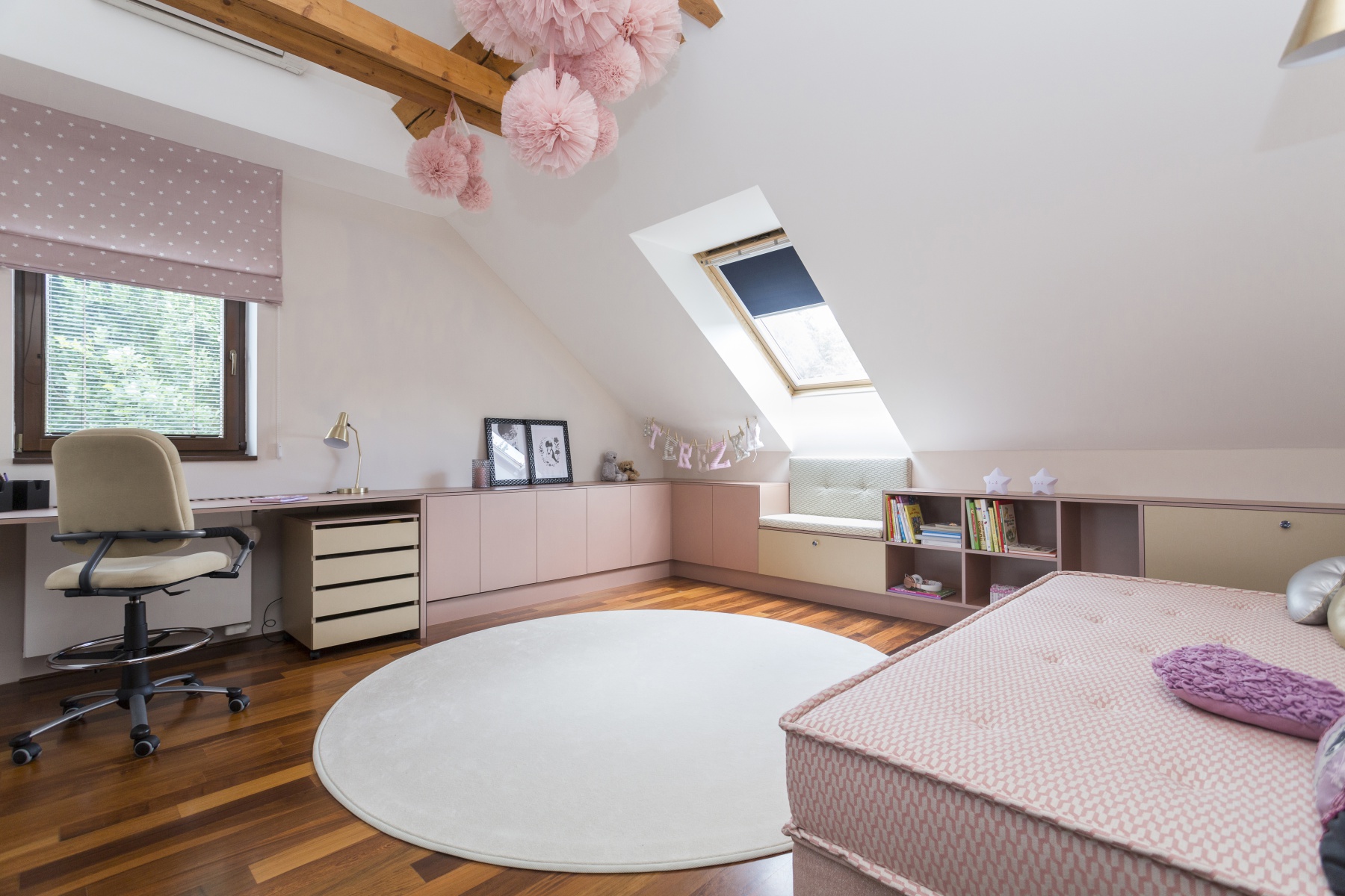 dětský pokoj  v růžové v podkroví - Urban interior