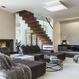 moderní obývací pokoj se schodištěm