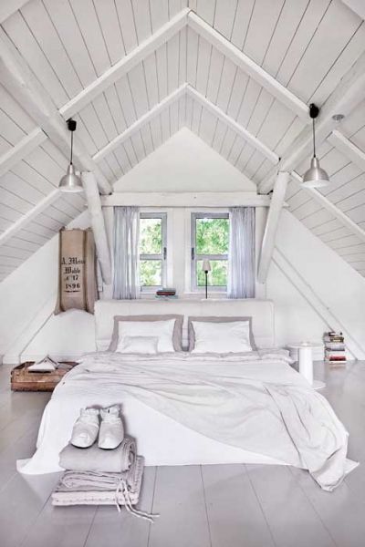 Ložnice v podkroví - dřevěné bílé obložení - 